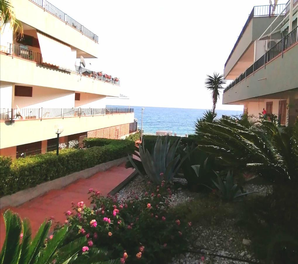 Oltremare Taormina Letojanni Apartment ภายนอก รูปภาพ
